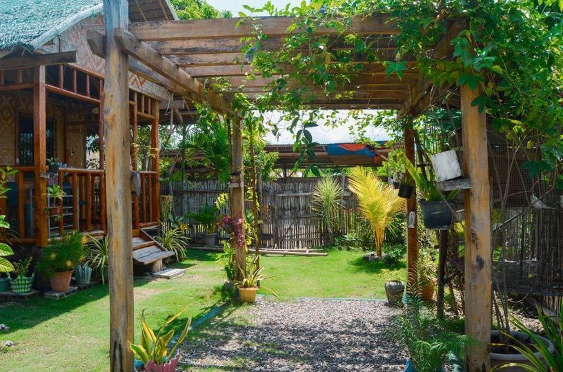 Titanic'S Nipa Hut Hostel Moalboal Exterior foto