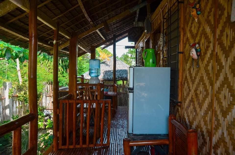 Titanic'S Nipa Hut Hostel Moalboal Exterior foto