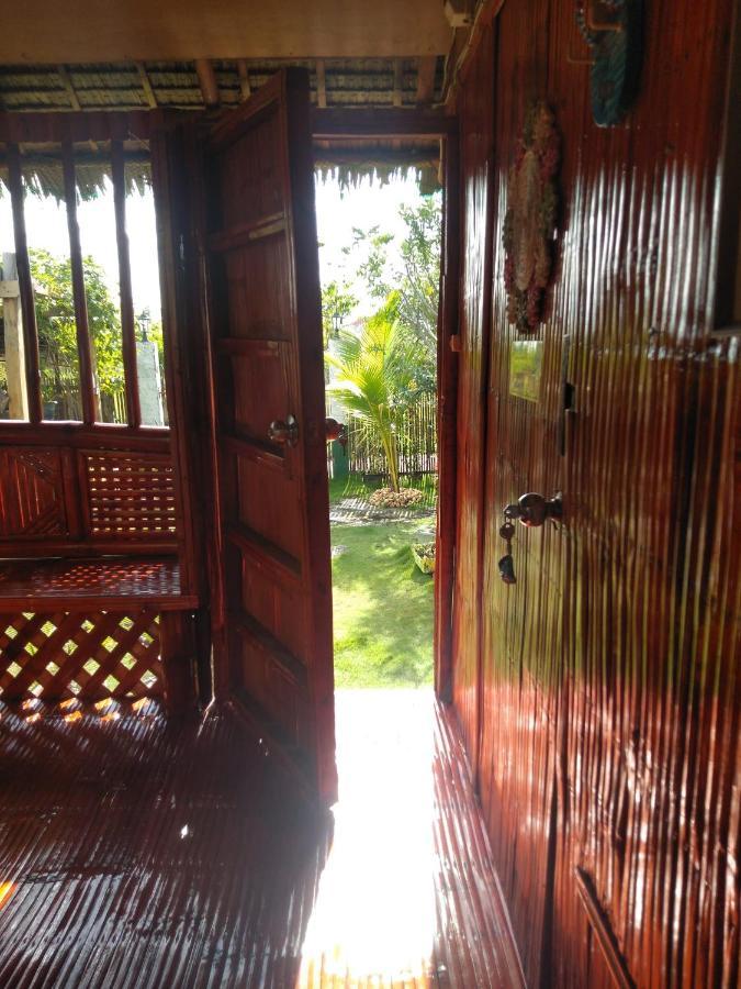 Titanic'S Nipa Hut Hostel Moalboal Exterior foto
