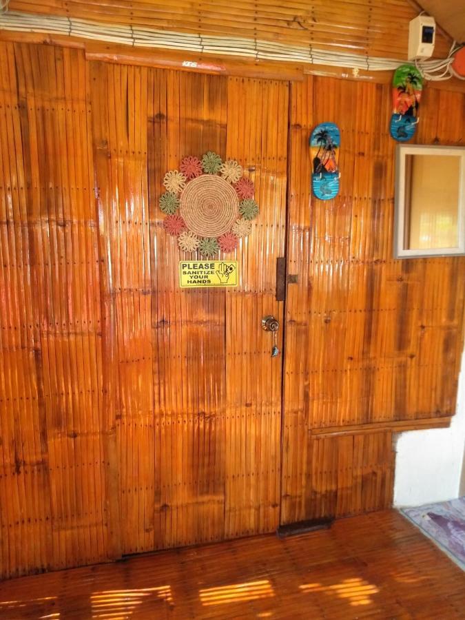 Titanic'S Nipa Hut Hostel Moalboal Exterior foto