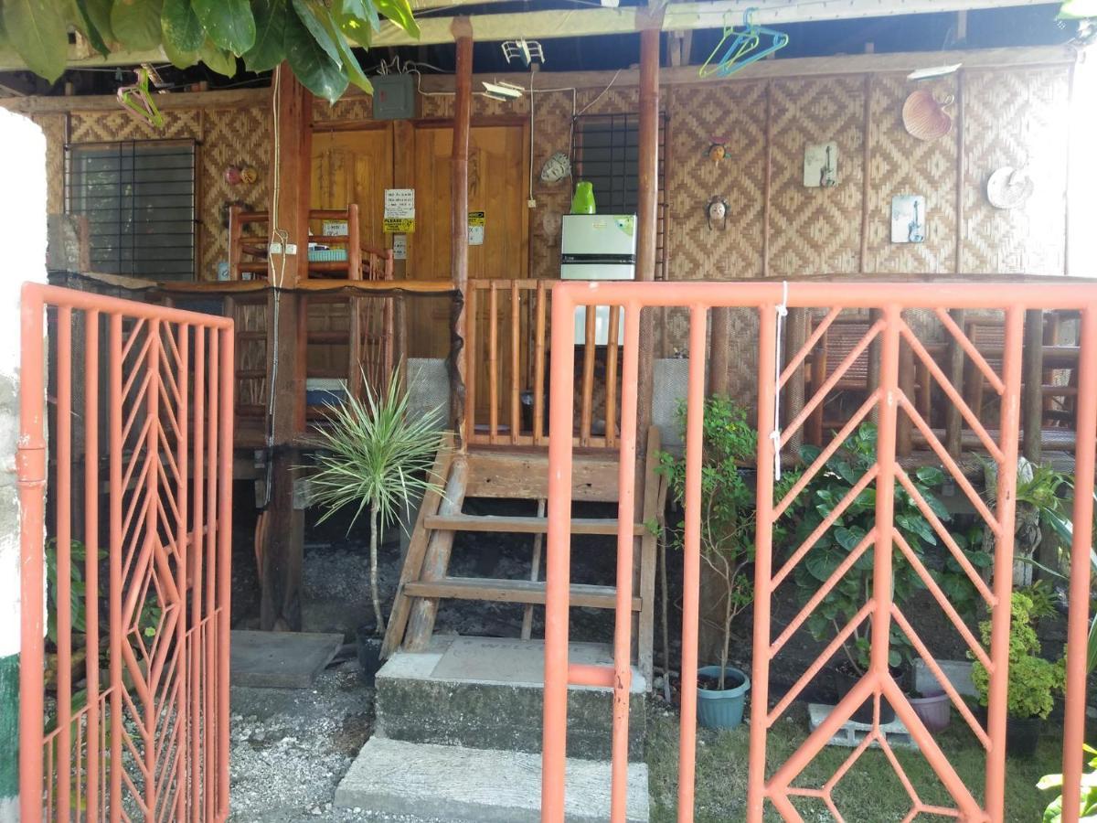 Titanic'S Nipa Hut Hostel Moalboal Exterior foto