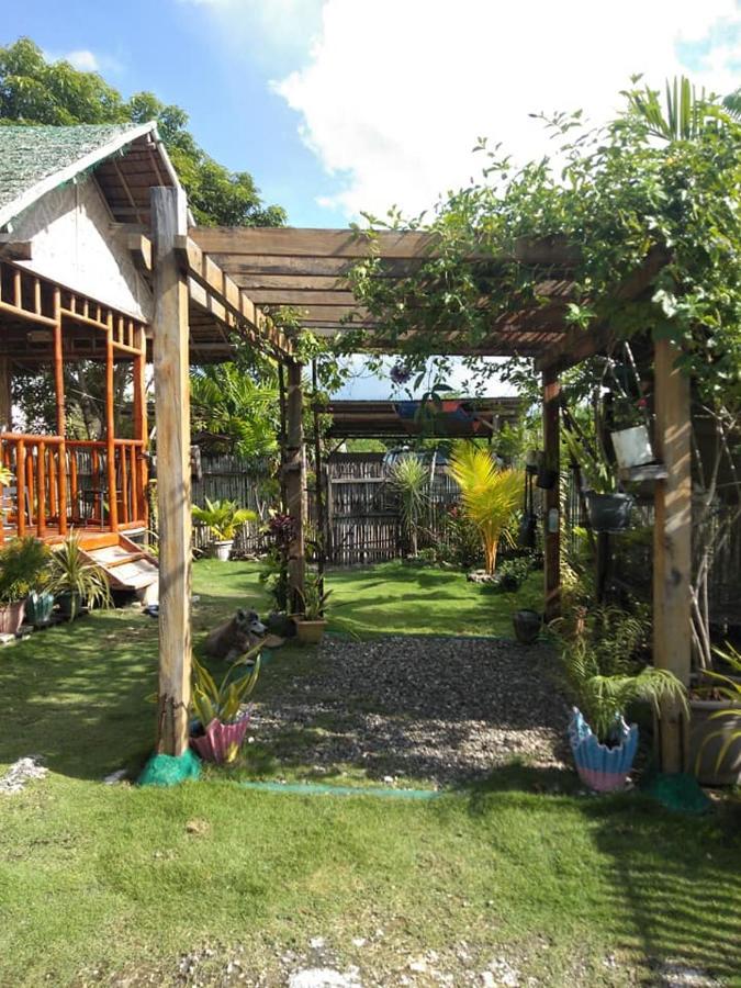 Titanic'S Nipa Hut Hostel Moalboal Exterior foto